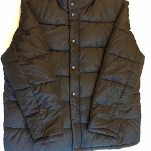 Men’s Gap puffer jacket in black.